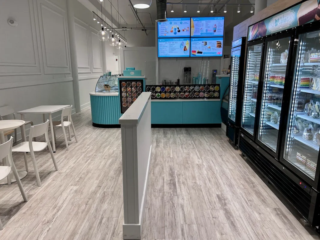 La Diperie franchise store with vibrant décor and dessert options.